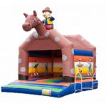 Springkussen Paard met Ruiter 6×5 huren 1 Springkussen-Paard-met-Ruiter-6x5-huren